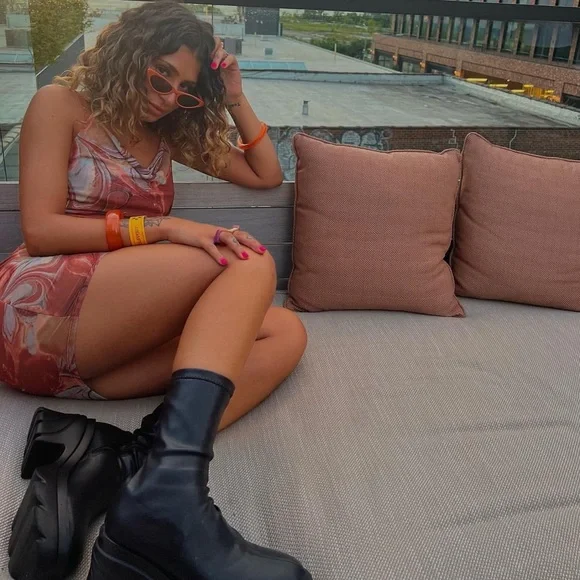 Cute swirl dress with with cutout detail.I got MANY compliments on this dress 🤎 - Picture 1 of 4